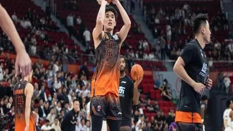 英超积分榜：利物浦13分领跑，曼城拼前四，曼联势头猛，八队争夺四强资格